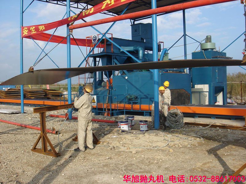 工程師正在對(duì)通過(guò)式拋丸機(jī)檢修