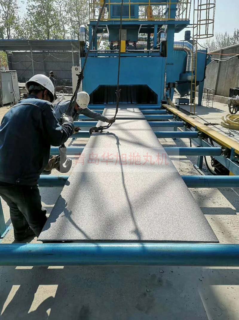 Q6925輥道通過式拋丸機清理鋼板的效果